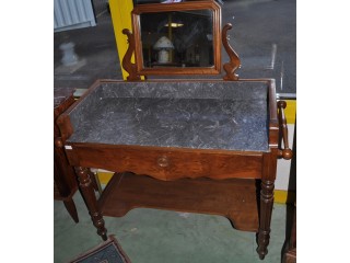Table de toilette XIX&egrave;me en noyer