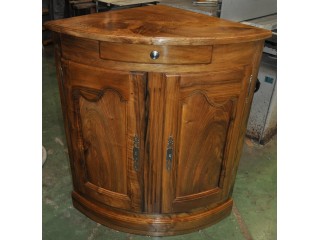 Encoignure en noyer massif 2 portes cintr&eacute;e de style Louis Philippe