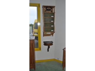 Paire de petites  consoles murales en noyer massif de style Louis XVI