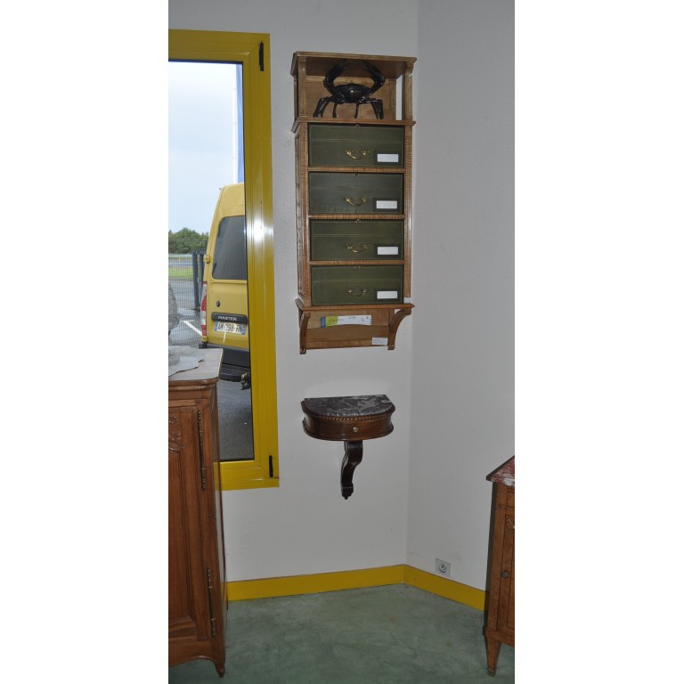 Paire de petites  consoles murales en noyer massif de style Louis XVI