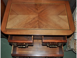 Petite commode marquet&eacute;e