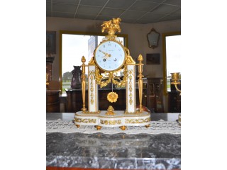 1 pendule et 2 candelabres &agrave; 2 feux en bronze et marbre Carare