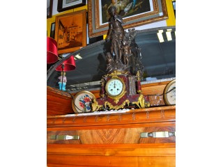 1 garniture pendule de chemin&eacute;e " la f&eacute;e portant un oiseau" 