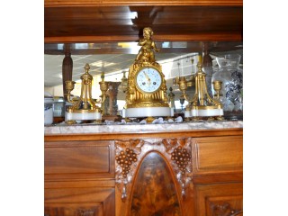 Pendule ancienne "Cupidon" en bronze dor&eacute; &agrave; deux feux