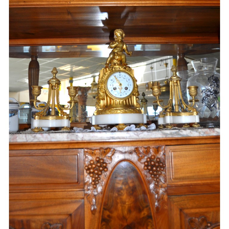 Pendule ancienne "Cupidon" en bronze dor&eacute; &agrave; deux feux