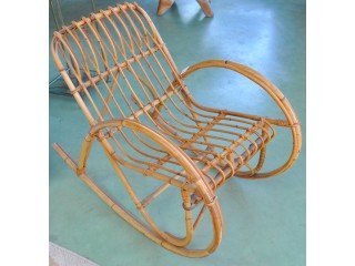 Rocking chair d'enfant en rotin