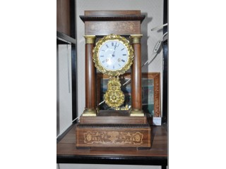 Petite pendule Napol&eacute;on III marquet&eacute;e enti&egrave;rement r&eacute;vis&eacute;e