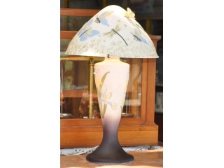 Lampe en p&acirc;te de verre &agrave; motifs papillons et lib&eacute;llules 