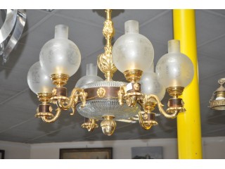 Lustre a 7 feux dor&eacute;s style Louis XV