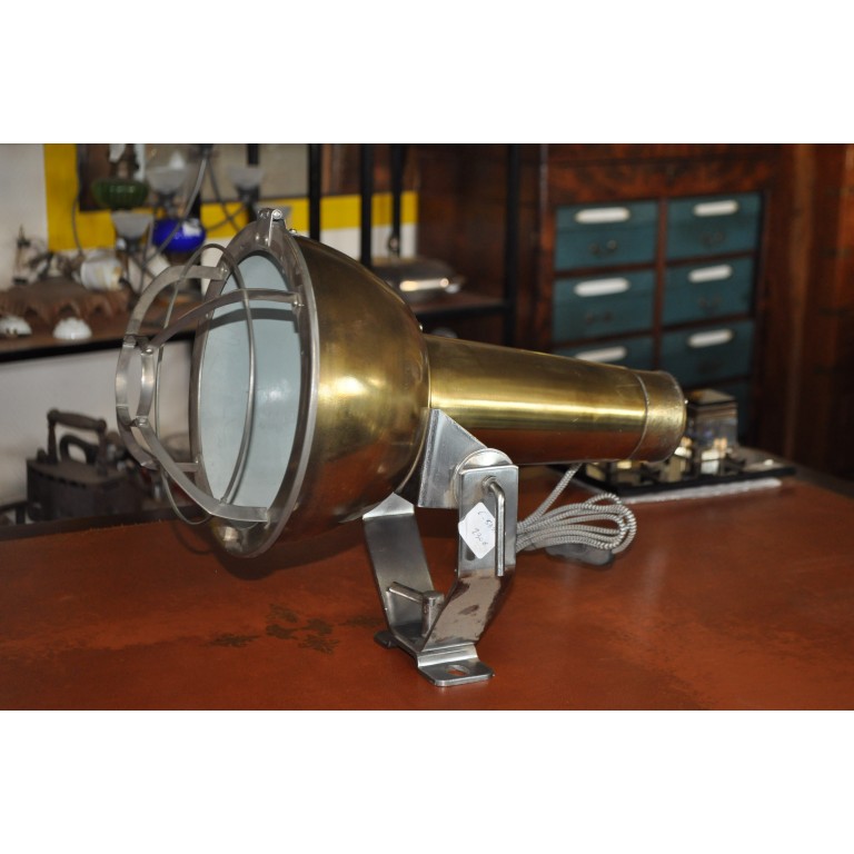 Gros projecteur ancien de bateau en laiton 