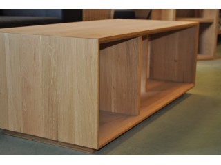 Table basse en ch&ecirc;ne contemporaine neuve 