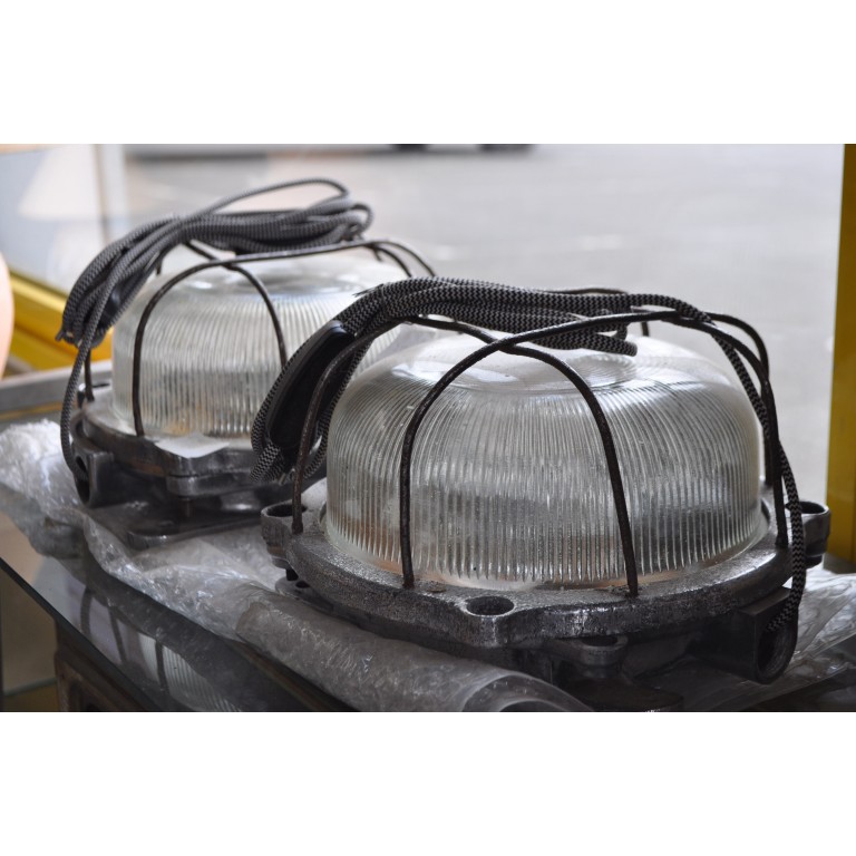 Plafonnier de bateau ancien.