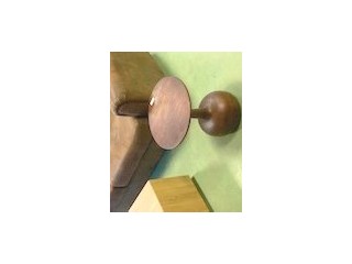 Petit gu&eacute;ridon design contemporain en manguier massif tourn&eacute;